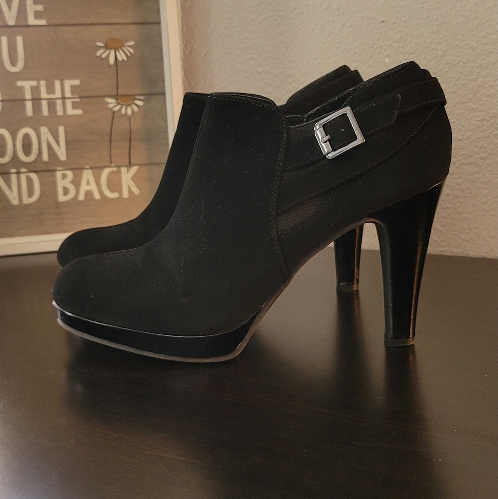 Black ankle heal boot